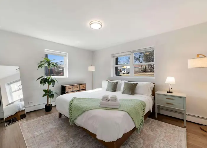 Cozy 1 Bedroom 1 Reserved Parking Workdesk * Lombard