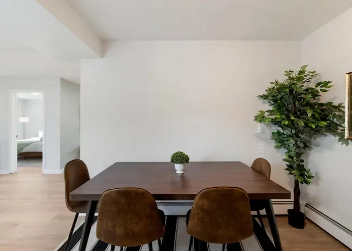Cozy 1 Bedroom 1 Reserved Parking Workdesk *